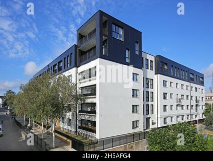 Tyler House auf dem Londoner Stockwell Park Estate. Heruntergekommener Apartmentblock wurde renoviert, überdacht und auf Dachebene erweitert, um 13 neue Wohnungen zu bieten Stockfoto