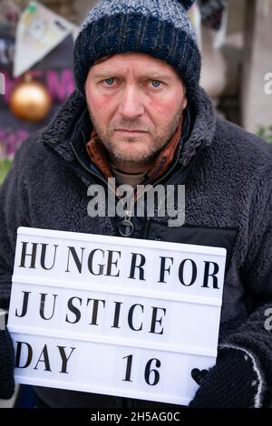 Richard Ratcliffe, der Ehemann des iranischen Häftlings Nazanin Zaghari-Ratcliffe, vor dem Auswärtigen Amt in London, am 16. Tag seines anhaltenden Hungerstreiks, nachdem seine Frau ihren letzten Appell im Iran verloren hatte. Bilddatum: Montag, 8. November 2021. Stockfoto