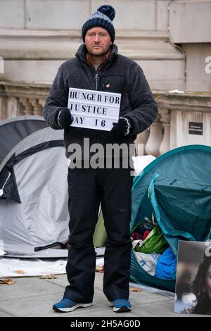 Richard Ratcliffe, der Ehemann des iranischen Häftlings Nazanin Zaghari-Ratcliffe, vor dem Auswärtigen Amt in London, am 16. Tag seines anhaltenden Hungerstreiks, nachdem seine Frau ihren letzten Appell im Iran verloren hatte. Bilddatum: Montag, 8. November 2021. Stockfoto