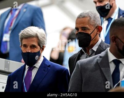 Der ehemalige US-Präsident Barack Obama (rechts) und der US-Sonderbeauftragte des US-Präsidenten für den Klimaschutz John Kerry nahmen am Cop26-Gipfel auf dem Scottish Event Campus (SEC) in Glasgow Teil. Bilddatum: Montag, 8. November 2021. Stockfoto