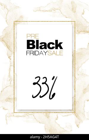 Angebot vor dem Black Friday. Stilvolles Poster- oder Etikettendesign mit Marmoreffekt und goldenem Glitzerrahmen für einen prozentualen Rabatt Stockfoto