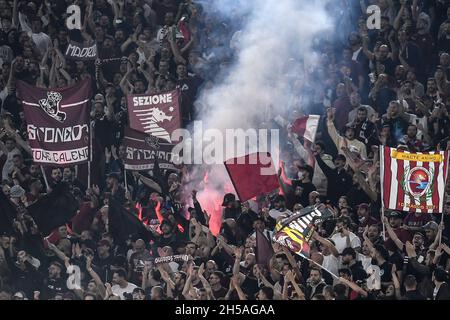 Roma, Italien. November 2021. Fans von Salernitana während des Fußballspiels der Serie A zwischen der SS Lazio und der Unione Sportiva Salernitana 1919 im Olimpico-Stadion in Rom (Italien), 7. November 2021. Foto Antonietta Baldassarre/Insidefoto Kredit: Insidefoto srl/Alamy Live News Stockfoto