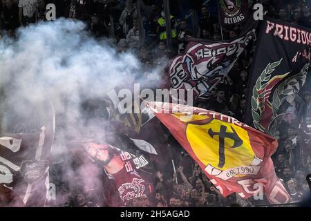 Roma, Italien. November 2021. Fans von Salernitana während des Fußballspiels der Serie A zwischen der SS Lazio und der Unione Sportiva Salernitana 1919 im Olimpico-Stadion in Rom (Italien), 7. November 2021. Foto Antonietta Baldassarre/Insidefoto Kredit: Insidefoto srl/Alamy Live News Stockfoto