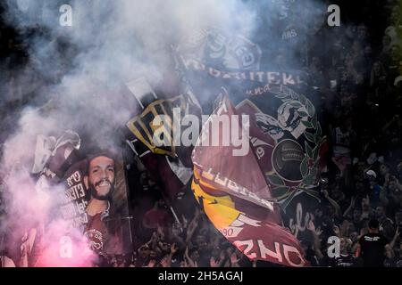 Roma, Italien. November 2021. Fans von Salernitana während des Fußballspiels der Serie A zwischen der SS Lazio und der Unione Sportiva Salernitana 1919 im Olimpico-Stadion in Rom (Italien), 7. November 2021. Foto Antonietta Baldassarre/Insidefoto Kredit: Insidefoto srl/Alamy Live News Stockfoto