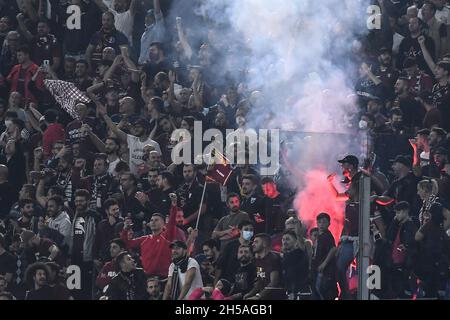 Roma, Italien. November 2021. Fans von Salernitana während des Fußballspiels der Serie A zwischen der SS Lazio und der Unione Sportiva Salernitana 1919 im Olimpico-Stadion in Rom (Italien), 7. November 2021. Foto Antonietta Baldassarre/Insidefoto Kredit: Insidefoto srl/Alamy Live News Stockfoto