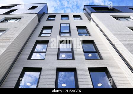 Tyler House auf dem Londoner Stockwell Park Estate. Heruntergekommener Apartmentblock - renoviert und überzogen mit gerenderter Wärmedämmung + Ziegelsteinen. Stockfoto