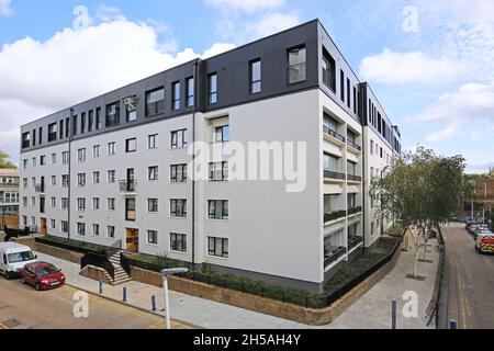 Tyler House auf dem Londoner Stockwell Park Estate. Heruntergekommener Apartmentblock wurde renoviert, überdacht und auf Dachebene erweitert, um 13 neue Wohnungen zu bieten Stockfoto