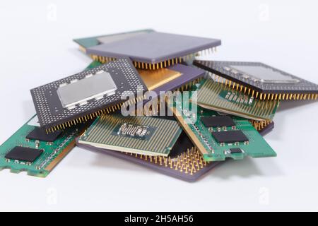 Alte CPUs und Speichermodule werden auf weißem Hintergrund (И Stockfoto