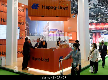 Shanghai. November 2021. Besucher kommen am Hapag-Lloyd Stand auf dem Trade in Services Exhibition Area der 4. China International Import Expo (CIIE) im ostchinesischen Shanghai am 7. November 2021 vorbei. Die 4. China International Import Expo (CIIE) hat über 300 Unternehmen aus über 50 Ländern und Regionen auf ihrem Ausstellungsgelände für den Handel mit Dienstleistungen besucht. Quelle: Xu Liang/Xinhua/Alamy Live News Stockfoto