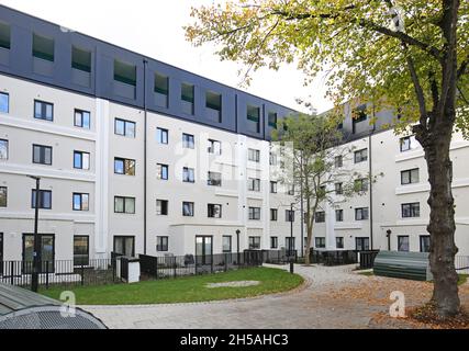 Tyler House auf dem Londoner Stockwell Park Estate. Heruntergekommener Apartmentblock wurde renoviert, überdacht und auf Dachebene erweitert, um 13 neue Wohnungen zu bieten Stockfoto