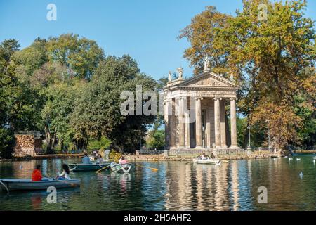 Rom, Italien - 7. November 2021: In der Villa Borghese paddeln die Menschen gerne auf Booten Stockfoto