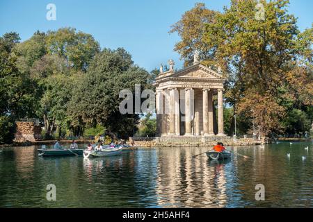 Rom, Italien - 7. November 2021: In der Villa Borghese paddeln die Menschen gerne auf Booten Stockfoto