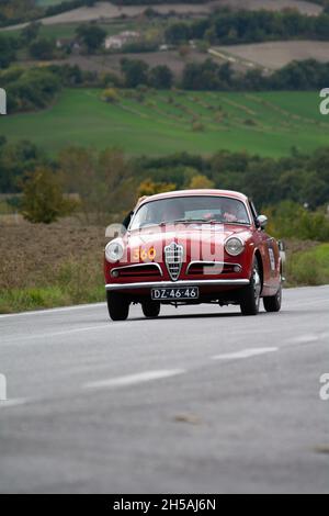 CAGLI , ITALIEN - OTT 24 - 2020 : alfa romeo giulietta Sprint 1956 auf einem alten Rennwagen bei der Rallye Mille Miglia 2020 das berühmte historische Rennen italiens (1 Stockfoto