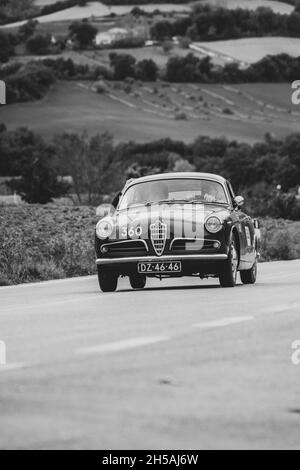 CAGLI , ITALIEN - OTT 24 - 2020 : alfa romeo giulietta Sprint 1956 auf einem alten Rennwagen bei der Rallye Mille Miglia 2020 das berühmte historische Rennen italiens (1 Stockfoto