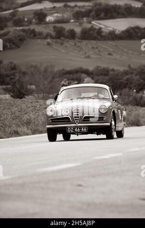 CAGLI , ITALIEN - OTT 24 - 2020 : alfa romeo giulietta Sprint 1956 auf einem alten Rennwagen bei der Rallye Mille Miglia 2020 das berühmte historische Rennen italiens (1 Stockfoto