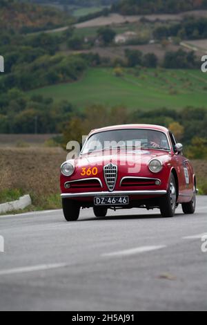 CAGLI , ITALIEN - OTT 24 - 2020 : alfa romeo giulietta Sprint 1956 auf einem alten Rennwagen bei der Rallye Mille Miglia 2020 das berühmte historische Rennen italiens (1 Stockfoto