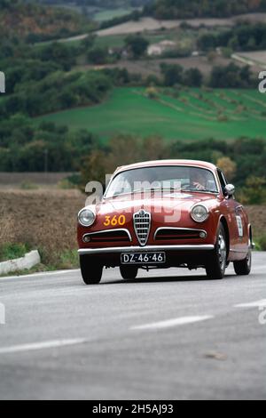 CAGLI , ITALIEN - OTT 24 - 2020 : alfa romeo giulietta Sprint 1956 auf einem alten Rennwagen bei der Rallye Mille Miglia 2020 das berühmte historische Rennen italiens (1 Stockfoto