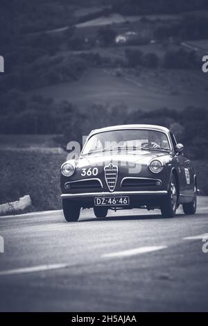 CAGLI , ITALIEN - OTT 24 - 2020 : alfa romeo giulietta Sprint 1956 auf einem alten Rennwagen bei der Rallye Mille Miglia 2020 das berühmte historische Rennen italiens (1 Stockfoto