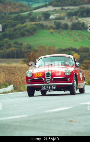 CAGLI , ITALIEN - OTT 24 - 2020 : alfa romeo giulietta Sprint 1956 auf einem alten Rennwagen bei der Rallye Mille Miglia 2020 das berühmte historische Rennen italiens (1 Stockfoto