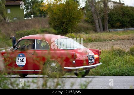 CAGLI , ITALIEN - OTT 24 - 2020 : alfa romeo giulietta Sprint 1956 auf einem alten Rennwagen bei der Rallye Mille Miglia 2020 das berühmte historische Rennen italiens (1 Stockfoto