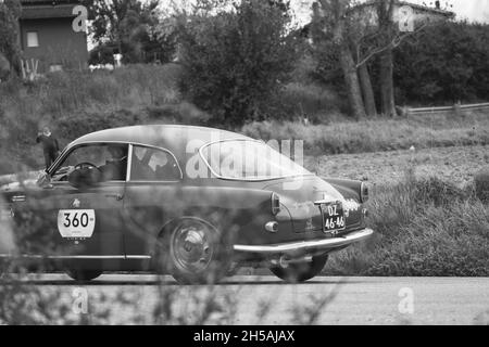 CAGLI , ITALIEN - OTT 24 - 2020 : alfa romeo giulietta Sprint 1956 auf einem alten Rennwagen bei der Rallye Mille Miglia 2020 das berühmte historische Rennen italiens (1 Stockfoto