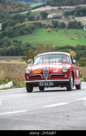 CAGLI , ITALIEN - OTT 24 - 2020 : alfa romeo giulietta Sprint 1956 auf einem alten Rennwagen bei der Rallye Mille Miglia 2020 das berühmte historische Rennen italiens (1 Stockfoto