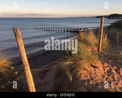 Schöner Blick auf das Meer bei der Abendsonne auf den Dünen von Dawlish Warren South Devon Stockfoto