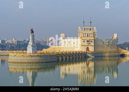 Nahaufnahme des berühmten Sri Harmandir Sahib gurdwara in Indien bei Nacht Stockfoto