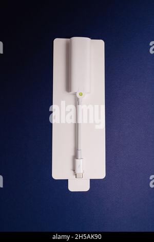 Blick von oben auf den Thunderbolt 3 auf 2 Adapter von Apple Computers - isoliert auf blauem Hintergrund - vertikales Bild Stockfoto