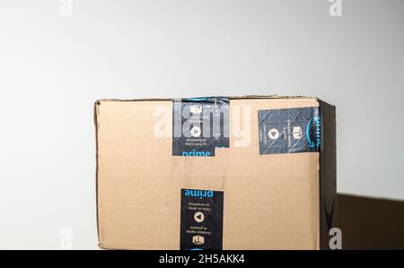 Nahaufnahme von gut vortected von Scotch Tape Amazon Prime Karton Box Parcel - der Online-Händler Riese wurde von gegründet Jeff Bezos Stockfoto