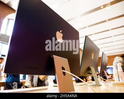 Apple-Logo auf dem neuen iMac black 2021-Version der All-in-One-PC im Apple Computers Store Stockfoto