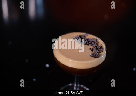 Espresso Martini Cocktail garniert mit geriebener Schokolade. Alkoholcocktail. Stockfoto