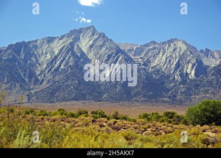 Lone Pine in Kalifornien: Mt Whitney und die Sierra Nevadas von der Movie Road in den Alabama Hills. Stockfoto