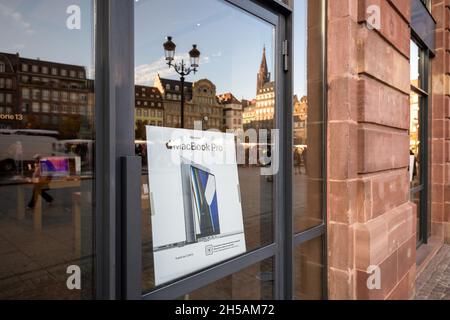 Werbung auf der Glasvitrine des Apple Stores für das neu gestaltete MacBook pro Professional Notebook mit M1 Pro und M1 Max CPU Stockfoto