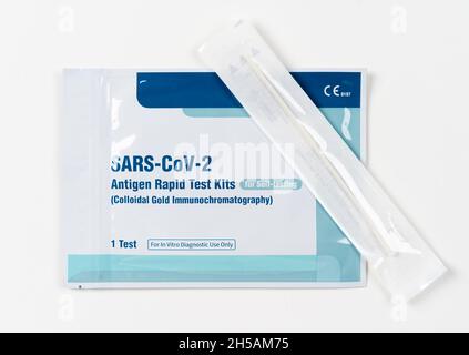 Nakhon Ratchasima, THAILAND - 10. Oktober 2021: Nahaufnahme des Coronavirus(Covid-19) oder SARS-CoV-2 Antigen Schnelltestkits für Selbsttests von Lepu Medical Tech Stockfoto