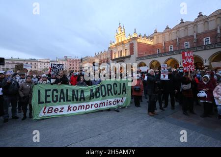 Krakau. Krakau. Polen. Landesweite Proteste der Pro-Choice-Bewegung nach dem Tod der 30-jährigen Izabela (Iza), die starb, weil Ärzte den Sterbenden nicht abgesetzt hatten Stockfoto