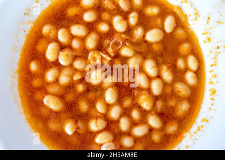 Nahaufnahme des traditionellen türkischen Gerichts Kuru Fasulye mit getrockneten weißen Bohnen, Draufsicht Stockfoto