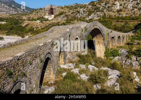 Mesi-Brücke eine wunderschöne steinerne Ottomane-Brücke im Nordwesten albaniens Stockfoto