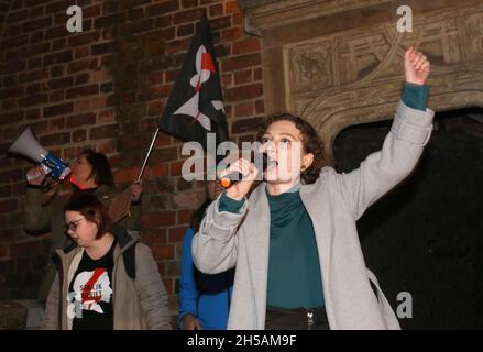 Krakau. Krakau. Polen. Landesweite Proteste der Pro-Choice-Bewegung nach dem Tod der 30-jährigen Izabela (Iza), die starb, weil Ärzte den Sterbenden nicht abgesetzt hatten Stockfoto