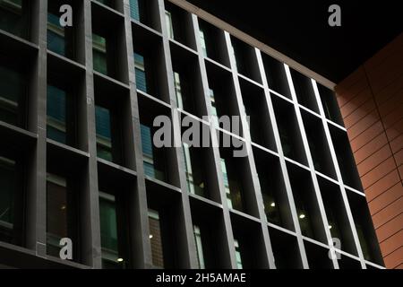Architektur von Geschäftsgebäuden. Moderne Stadt. Fensterglas. Abstraktes Gebäude. Stockfoto