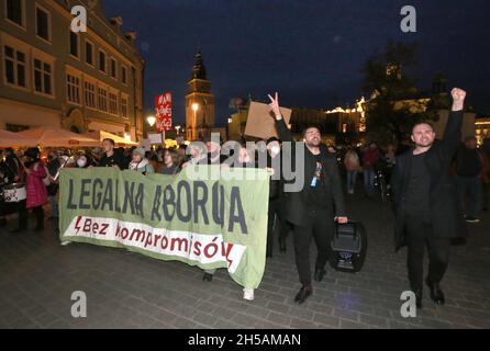 Krakau. Krakau. Polen. Landesweite Proteste der Pro-Choice-Bewegung nach dem Tod der 30-jährigen Izabela (Iza), die starb, weil Ärzte den Sterbenden nicht abgesetzt hatten Stockfoto