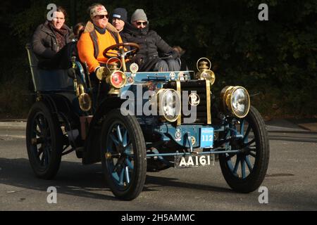 Sussex UK 7. November 2021. Dieser Panhard et Levassor aus dem Jahr 1902 war eines der ersten Autos auf der Flucht, das Hassocks auf dem Weg nach Brighton durchquert hat. Der Veteran Car Run 2021 von London nach Brighton kehrt nach einer COVID-Pause im Jahr 2020 auf die Straßen zwischen der Hauptstadt und der Küste zurück. Das ist der 125. Jahrestag der Veranstaltung. Roland Ravenfill/Alamy Stockfoto