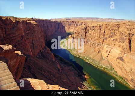 Der Glen Canyon und der Colorado River, vom Aussichtspunkt in der Nähe von Page in Arizona. Stockfoto