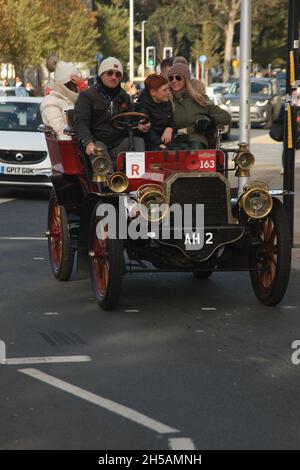 Sussex UK 7. November 2021. Ein Gladiator, 1903 in Frankreich erbaut, 2021 auf den Straßen von Brighton. Der Veteran Car Run 2021 von London nach Brighton kehrt nach einer COVID-Pause im Jahr 2020 auf die Straßen zwischen der Hauptstadt und der Küste zurück. Das ist der 125. Jahrestag der Veranstaltung. Roland Ravenfill/Alamy Stockfoto