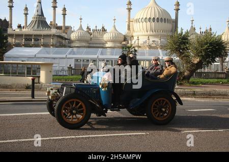 Sussex UK 7. November 2021.Ein Daimler aus dem Jahr 1903 rast am Brighton Pavilion vorbei. Der Veteran Car Run 2021 von London nach Brighton kehrt nach einer COVID-Pause im Jahr 2020 auf die Straßen zwischen der Hauptstadt und der Küste zurück. Das ist der 125. Jahrestag der Veranstaltung. Roland Ravenfill/Alamy Stockfoto