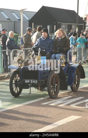 Sussex UK 7. November 2021. Eine Humberette von 1904 Geschwindigkeiten entlang der Küste in Brighton. Der Veteran Car Run 2021 von London nach Brighton kehrt nach einer COVID-Pause im Jahr 2020 auf die Straßen zwischen der Hauptstadt und der Küste zurück. Das ist der 125. Jahrestag der Veranstaltung. Roland Ravenfill/Alamy Stockfoto