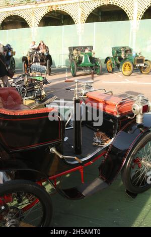 Sussex UK 7. November 2021. Vor den Lenkradwagen wie diesem hatte man Bodenfräsen. Der Veteran Car Run 2021 von London nach Brighton kehrt nach einer COVID-Pause im Jahr 2020 auf die Straßen zwischen der Hauptstadt und der Küste zurück. Das ist der 125. Jahrestag der Veranstaltung. Roland Ravenfill/Alamy Stockfoto