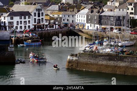 Stadt Mevagissey Cornwall England mit Makrelenfischern im Hafen Stockfoto