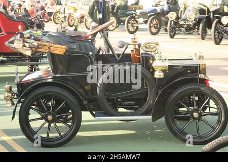 Sussex UK 7. November 2021. Ein 1904 Peugot 69 Bebe steigt am Madeira Drive in Brighton an.der Veteran Car Run 2021 von London nach Brighton kehrt nach einer COVID-Pause im Jahr 2020 auf die Straßen zwischen der Hauptstadt und der Küste zurück. Das ist der 125. Jahrestag der Veranstaltung. Roland Ravenfill/Alamy Stockfoto