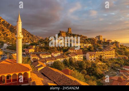 Kruje und Skanderbeg Schloss von frühen Abenduntergang beleuchtet Stockfoto